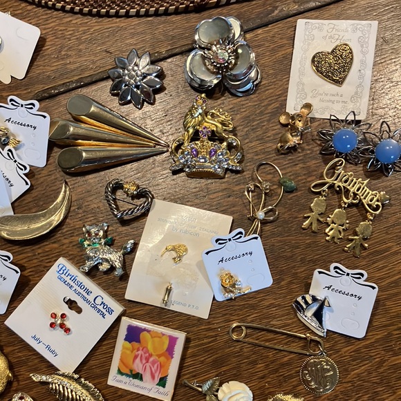Big lot of 92 assorted vintage estate sale pins, I am selling all my jewelry! - Picture 3 of 10